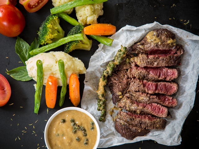 Kött och grönsaker med sås